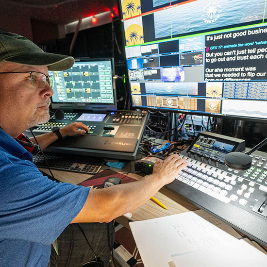 Video tech managing feeds and ques on multiple displays